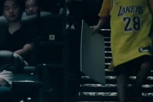 笑死！八村塁现场让小球迷脱掉湖人球衣