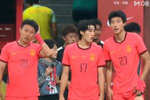 国足半场换四人！赵松源、布尼亚明、李扬、黄嘉辉替补登场