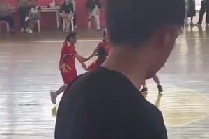 笑死！某女篮比赛惊现四保一战术