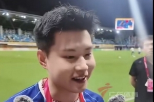赵心童现身粤超深圳坐镇主场为深圳vs广州开球，并为深圳队加