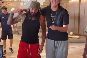 张子宇现身澳门NBA中国赛赛前，与NBA火箭队球星申京与亚当斯合影